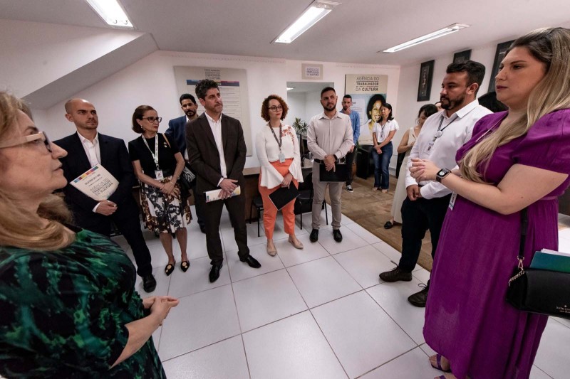 Pioneira no Brasil, Agência do Trabalhador da Cultura recebe visita de comitiva francesa