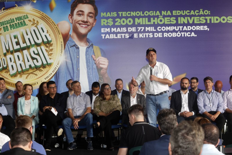 Equipamentos modernos e novo currículo preparam paranaenses do futuro, diz Ratinho Junior