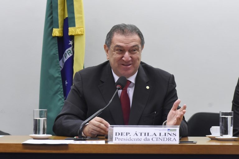 Átila Lins, deputado mais idoso com o maior número de legislaturas, comanda eleição da Mesa