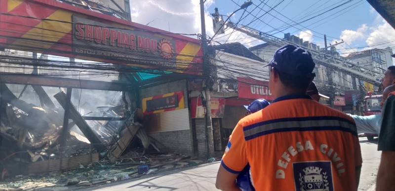 Defesa Civil de Nova Iguaçu continua atuando em incêndio no Shopping Nou