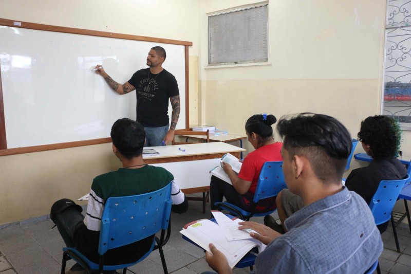 Jovens e adultos celebram formação no Ensino Médio na rede estadual