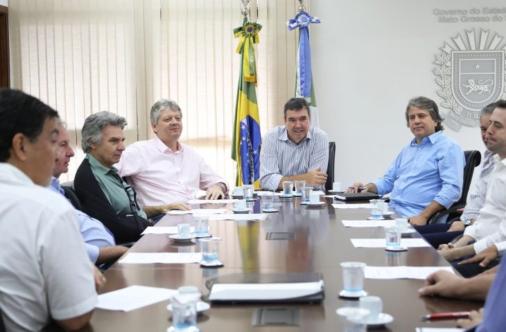 Governador discute obras da rota bioceânica com setor de transportes de MS