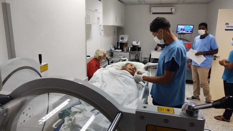 Idosa que ficou mais de um ano em estado vegetativo, faz tratamento com oxigenoterapia hiperbárica no HMC
