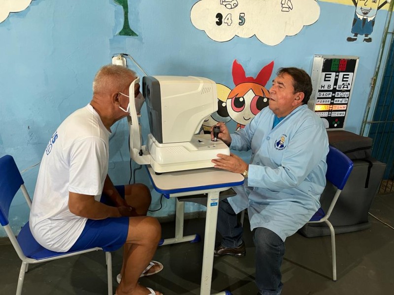 Internos e policiais penais de Floriano recebem óculos de grau