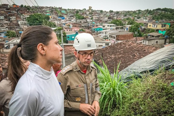 Governadora visita área de deslizamento em Olinda e afirma que o Estado está trabalhando para apoiar municípios na Defesa Civil