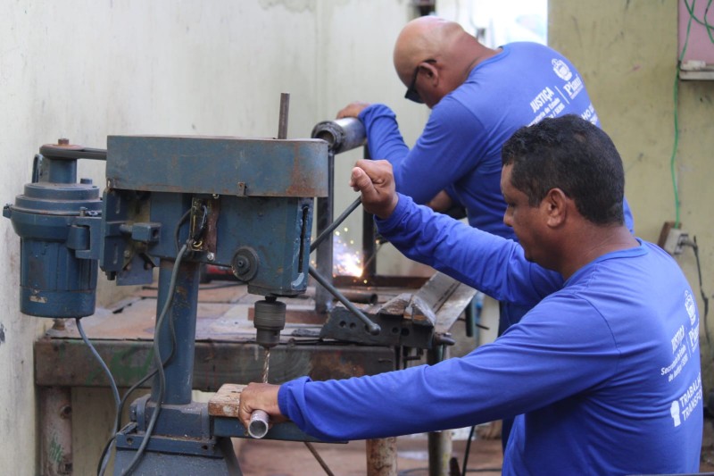 Internos da Cadeia de Altos trabalham na produção de equipamentos da construção civil