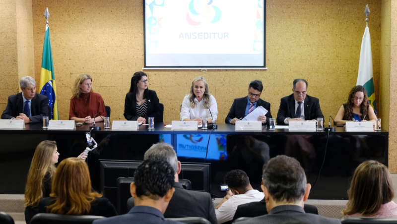 Ministra do Turismo participa de encontro com secretários de turismo municipais