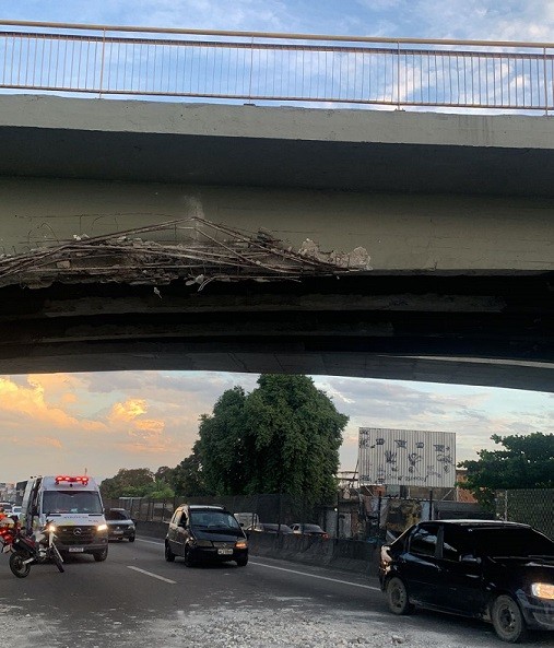 Trecho de Viaduto da Barros Júnior é interditado após colisão de caminhão em sua estrutura. Apenas uma faixa da via está liberada para passagem de veículos