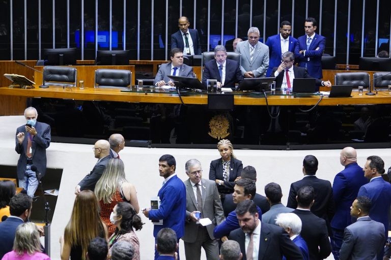 Câmara analisa projeto que cria e altera comissões permanentes; acompanhe