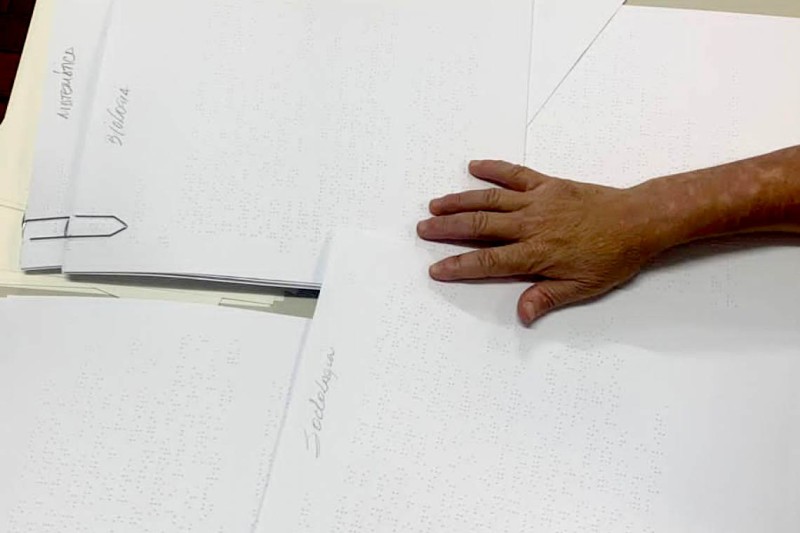 Pela primeria vez, Unioeste disponibilizou provas do vestibular em Braille