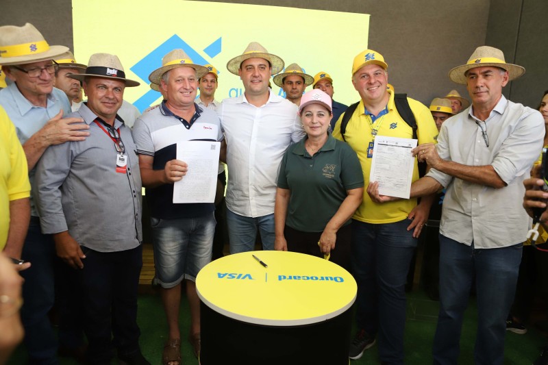 Governador entrega trator e painéis solares comprados por agricultores com auxílio do Estado