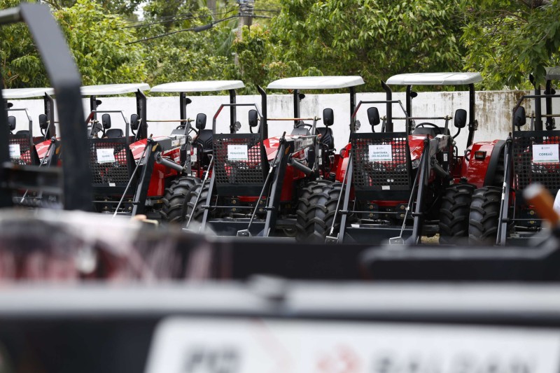 Governador Elmano de Freitas entrega terceiro lote de tratores para reforçar atividades agrícolas em 51 municípios