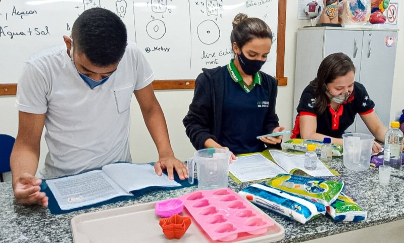 Estudantes aprendem Química com produção de sabonetes artesanais