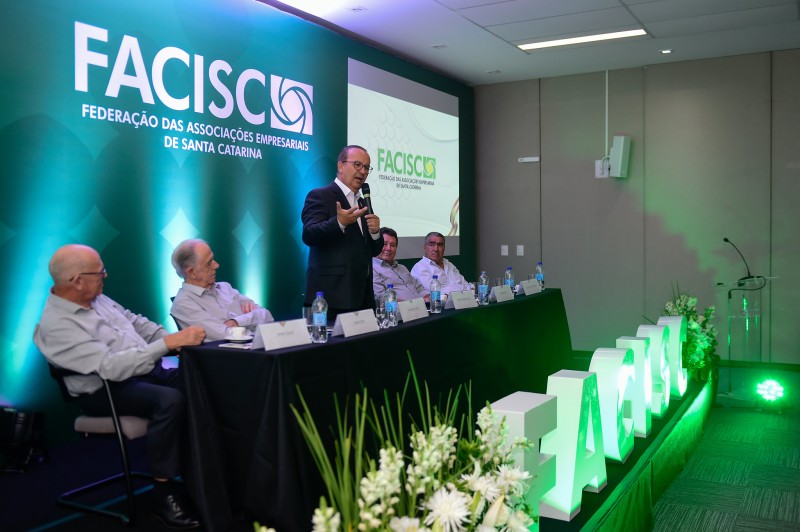 Em encontro com empresários na Facisc, governador antecipa que planeja recuperar 25 rodovias estaduais