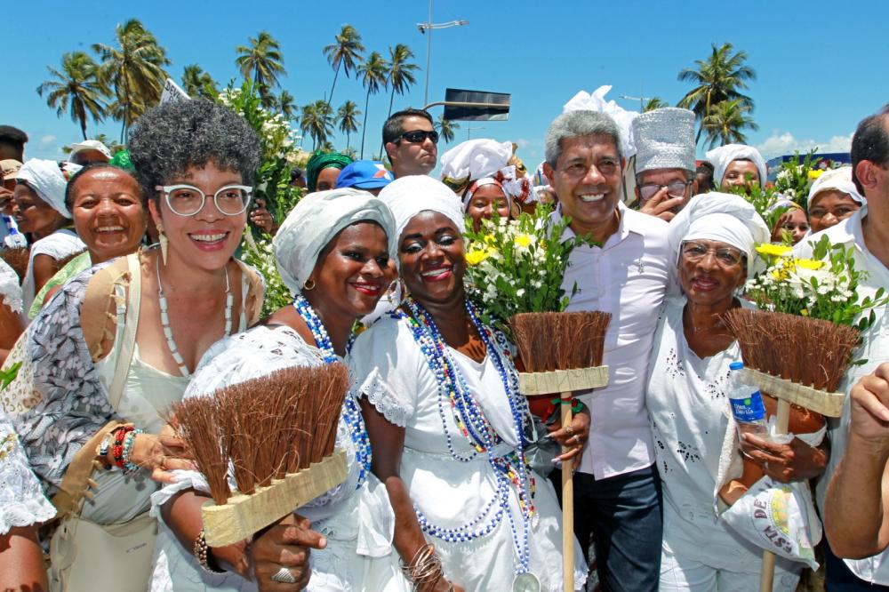 Governador da Bahia, Jerônimo Rodrigues participou da Lavagem de Itapuã, em Salvador.