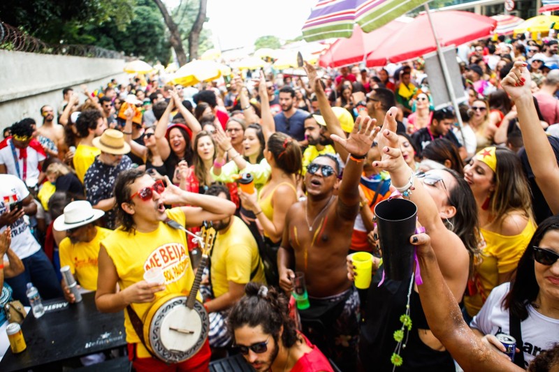 Rede Minas e Rádio Inconfidência distribuem brindes para foliões no Carnaval de BH