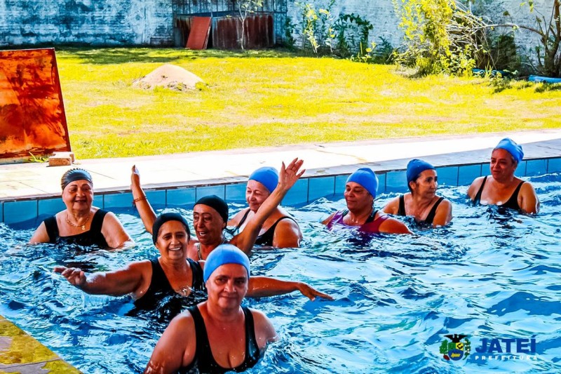 Aulas de Hidroginástica para pessoas acima de 60 anos.