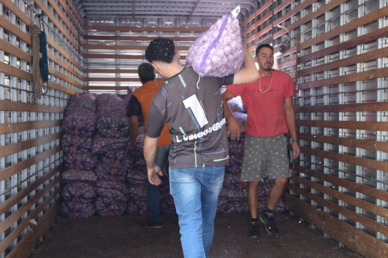 Programa Compra Direta recebe e distribui 27 toneladas de alho apreendidas pela Receita Federal