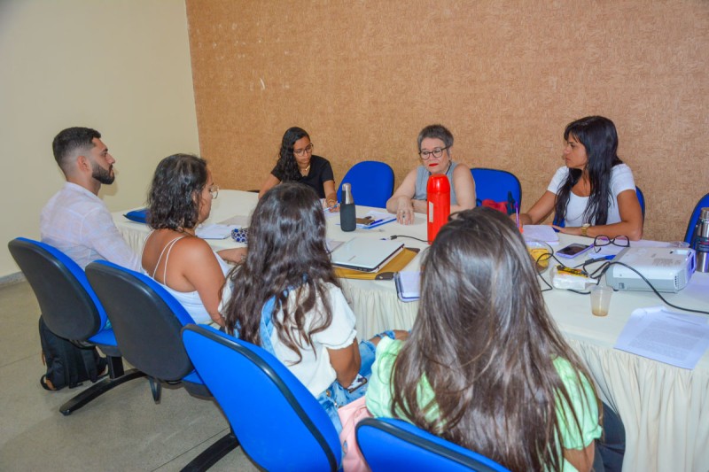 Semdes recebe coordenadora estadual de abrigos para mulheres vítimas de violência e trata da inauguração da Casa Rosa