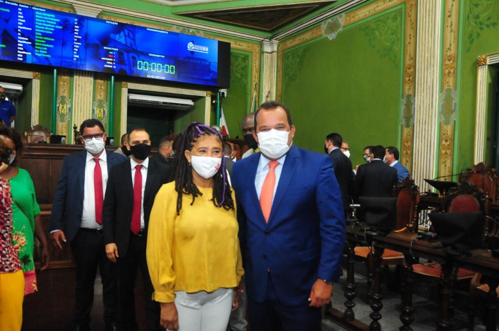 Comissão de Direitos Humanos cumpre transparência e entrega relatório ao presidente da Câmara, Geraldo Junior. 