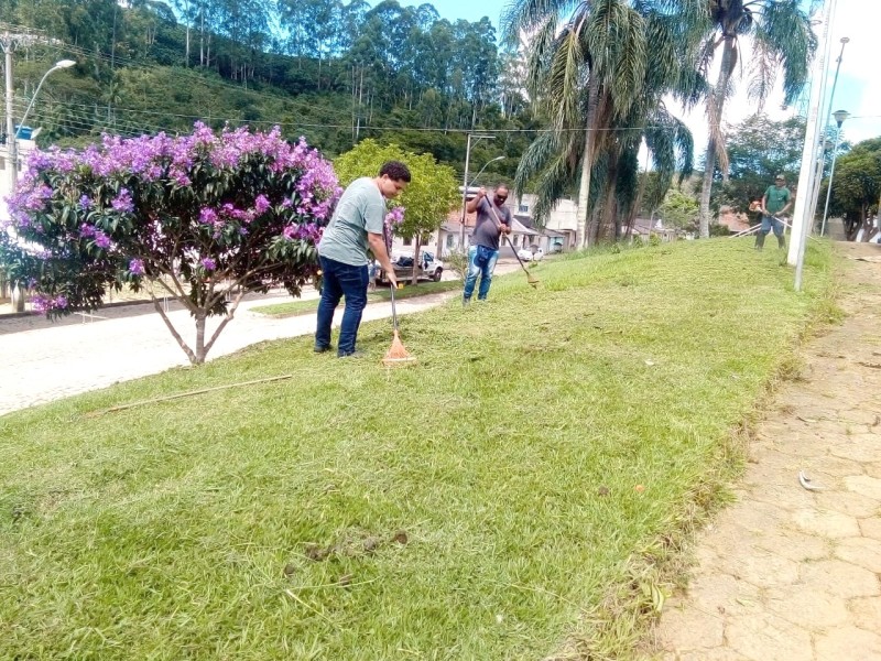 DISTRITOS DE SÃO PEDRO DE RATES E SÃO TIAGO RECEBEM MANUTENÇÃO EM ÁREAS AJARDINADAS