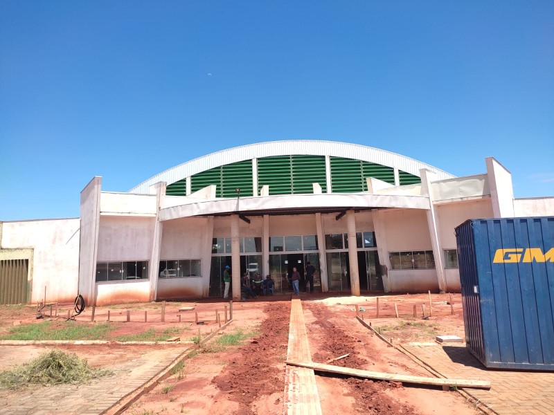 Prefeito de Bataguassu vistoria obra do Ginásio Poliesportivo no bairro Jardim São Francisco