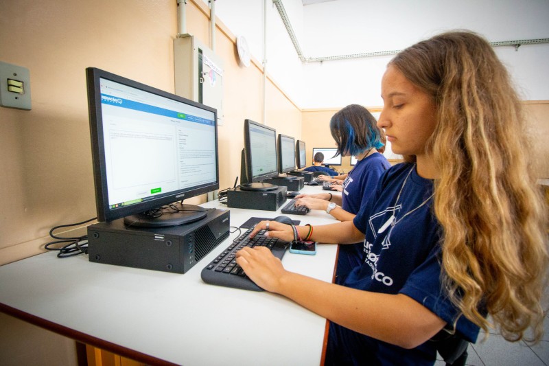 Alunos e professores da rede estadual ganham plataforma para lição de casa