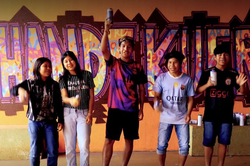 Oficina de grafitti reduz evasão e fortalece cultura indígena em escola no Oeste do Paraná