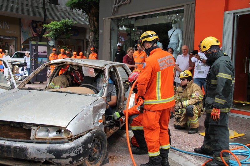 Blitz Integrada Educativa alerta motoristas sobre direção responsável durante o Carnaval