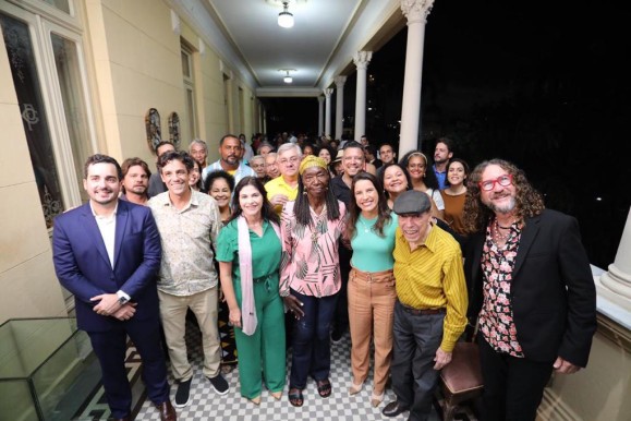 Governadora recebe artistas e grupos culturais do Carnaval pernambucano