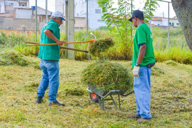 Prefeitura segue com serviço de manutenção na Praça da Juventude