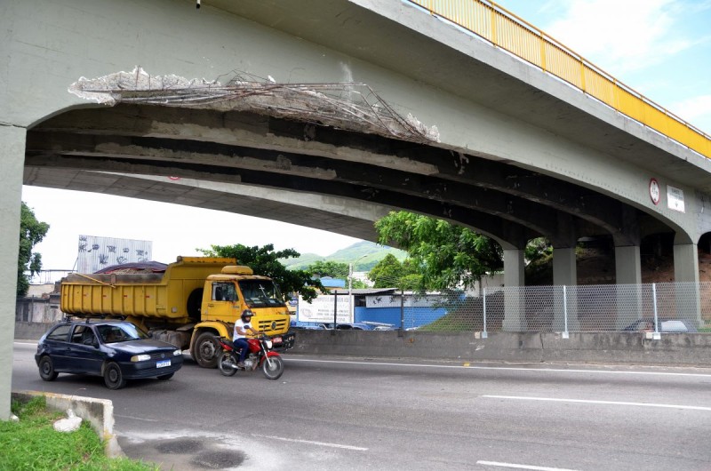 Obra de reparo estrutural de viaduto atingido por caminhão na Dutra começa neste sábado (11)