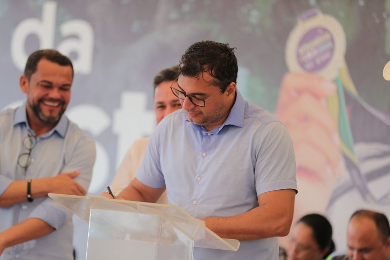 Em São Sebastião do Uatumã, Wilson Lima assina ordem de serviço para construção da primeira Escola da Floresta