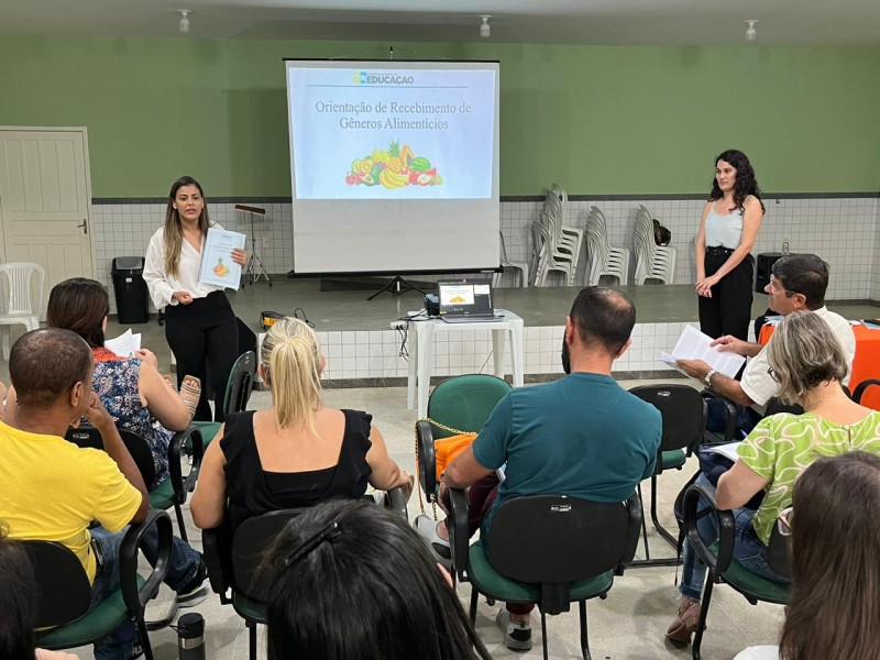 DIRETORES PARTICIPAM DE CAPACITAÇÃO SOBRE RECEBIMENTO E ARMAZENAMENTO DA MERENDA ESCOLAR