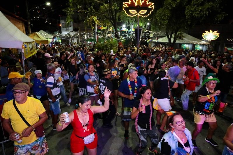 Primeiro dia de festa da ?Folia Cuiabana 2023? foi marcado com presença maciça na Praça da Mandioca