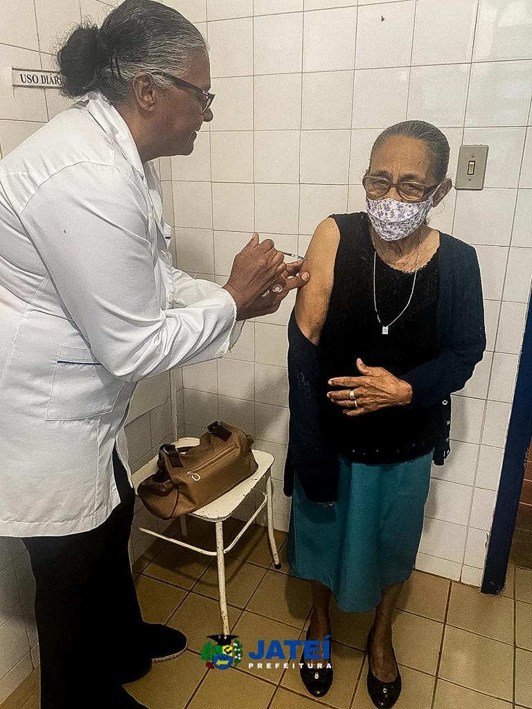 A aplicação da vacina bivalente contra a Covid-19 em idosos com 70 anos o mais.
