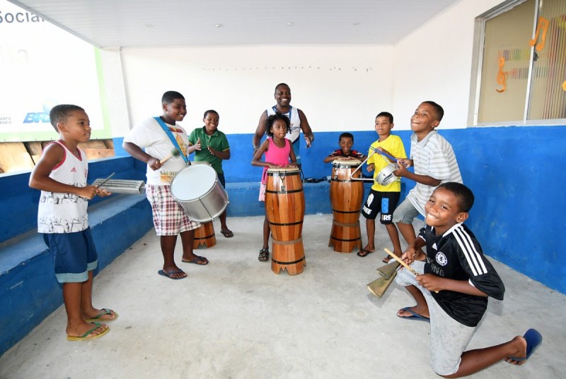 Oficina de percussão é sucesso entre crianças no CRAS de Corumbá, em Nova Iguaçu