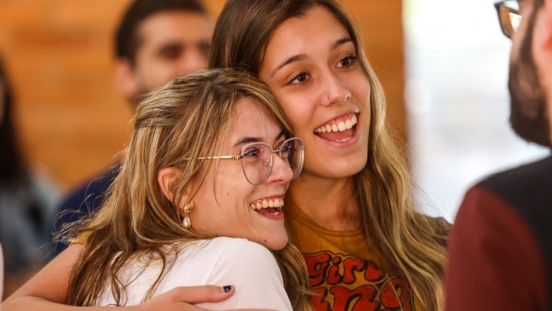 Reencontros e expectativas marcam volta às aulas