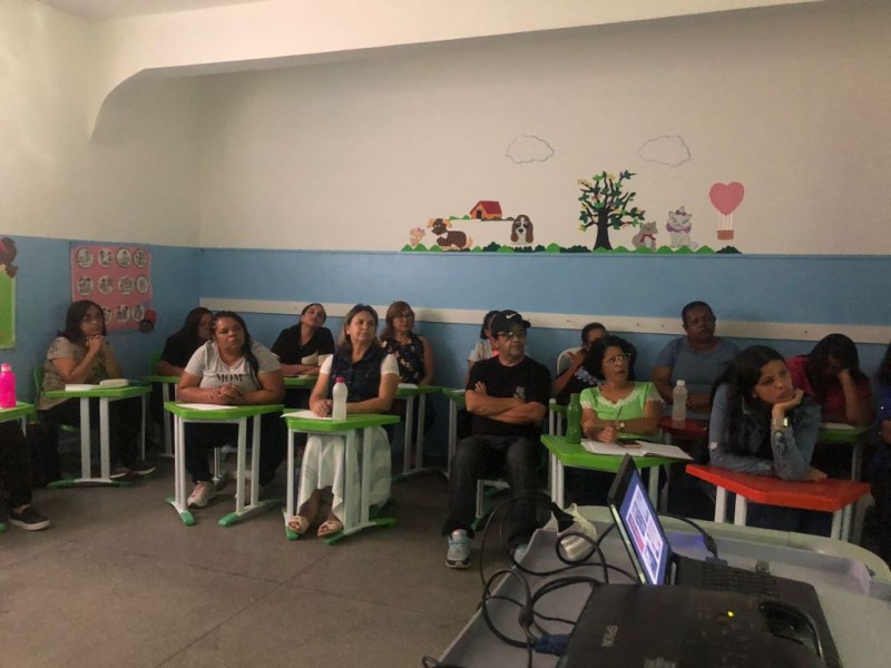Servidores do Centro Municipal de Educação Infantil Professora Edna Gomes recebem formação na escuta protegida