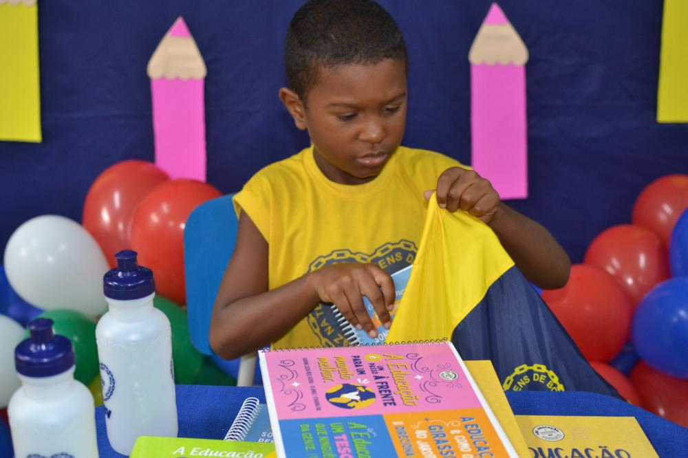 Crianças atendidas pela LBV recebem Kits Pedagógicos.