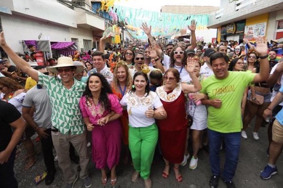 Governadora em exercício prestigia Folia dos Papangus em Bezerros