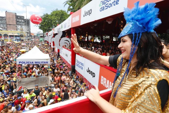 Priscila Krause prestigia o 44° desfile do bloco do Galo da Madrugada