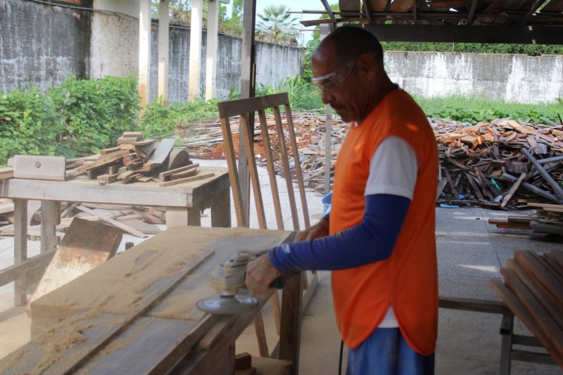 Internos fabricam móveis na marcenaria da Penitenciária de Parnaíba