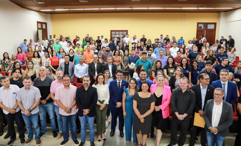 Para colocar ensino do Acre entre os melhores do país, governo empossa novos professores efetivos e anuncia reajuste do piso salarial