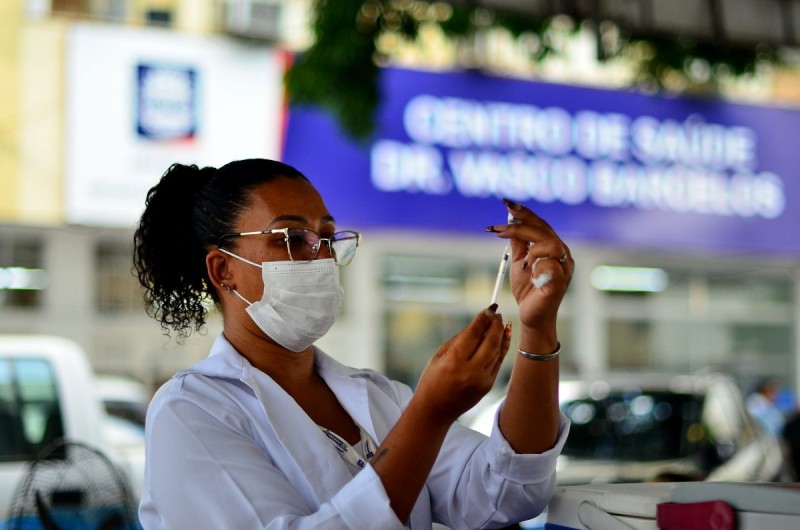 Campanha de vacinação bivalente contra covid-19 começa em Nova Iguaçu