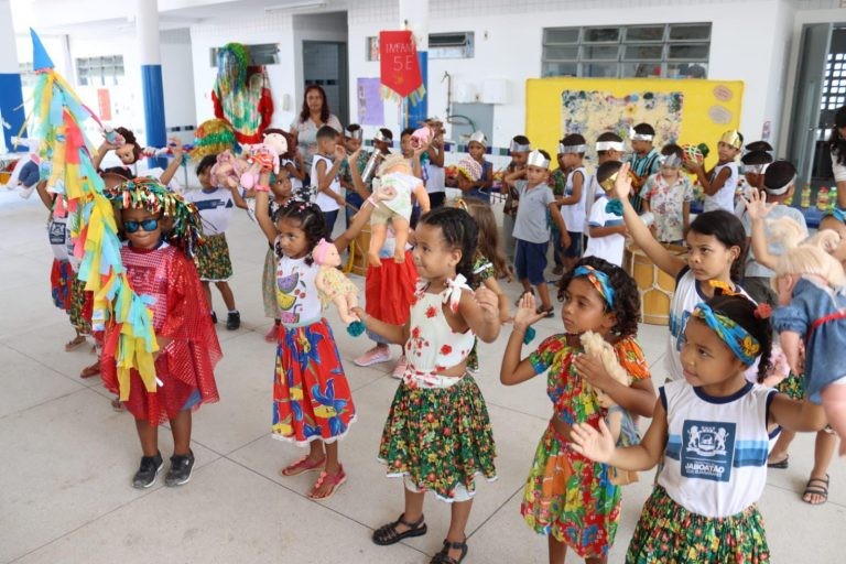 Maracatu foi tema do Dia D de Arte e Cultura na Educação Infantil