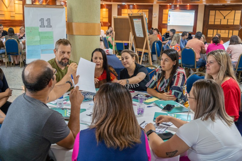 Educação reúne 700 professores em encontro de formação continuada em Foz do Iguaçu