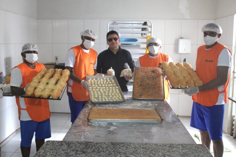 Internos de Oeiras produzem pães para APAE