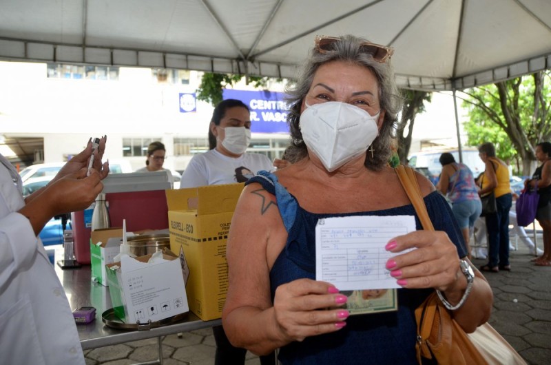Nova Iguaçu aplica vacina bivalente contra covid-19 nesta sexta-feira (3)