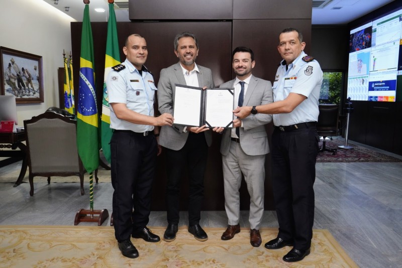 Governador Elmano de Freitas sanciona lei que institucionaliza polícia comunitária no Estado